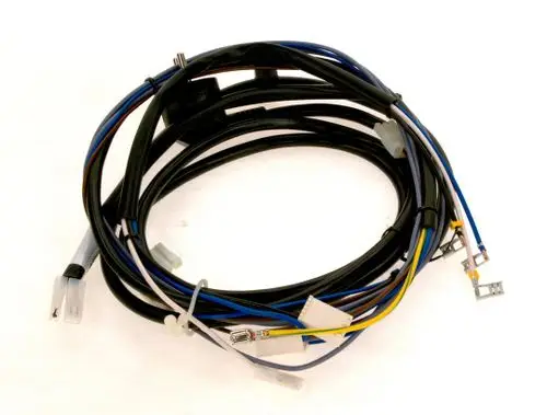 Kabel-Set von Bosch mit mehreren Drähten in verschiedenen Farben, zusammengestellt und zur Verbindung elektrischer Komponenten geeignet.